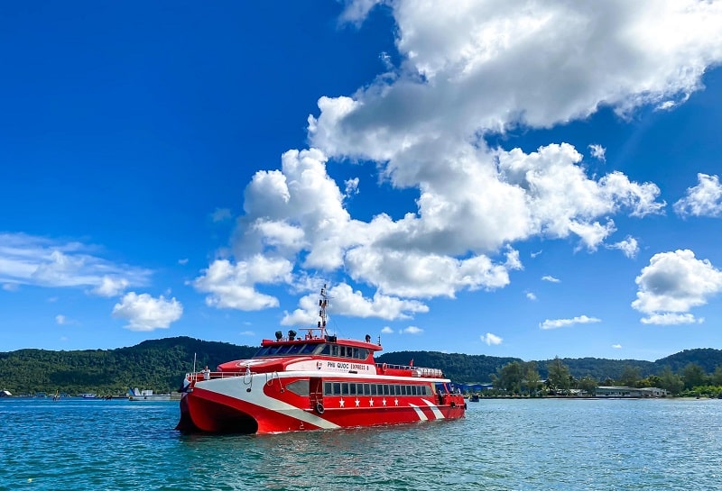 Tàu Phú Quốc Express trên biển