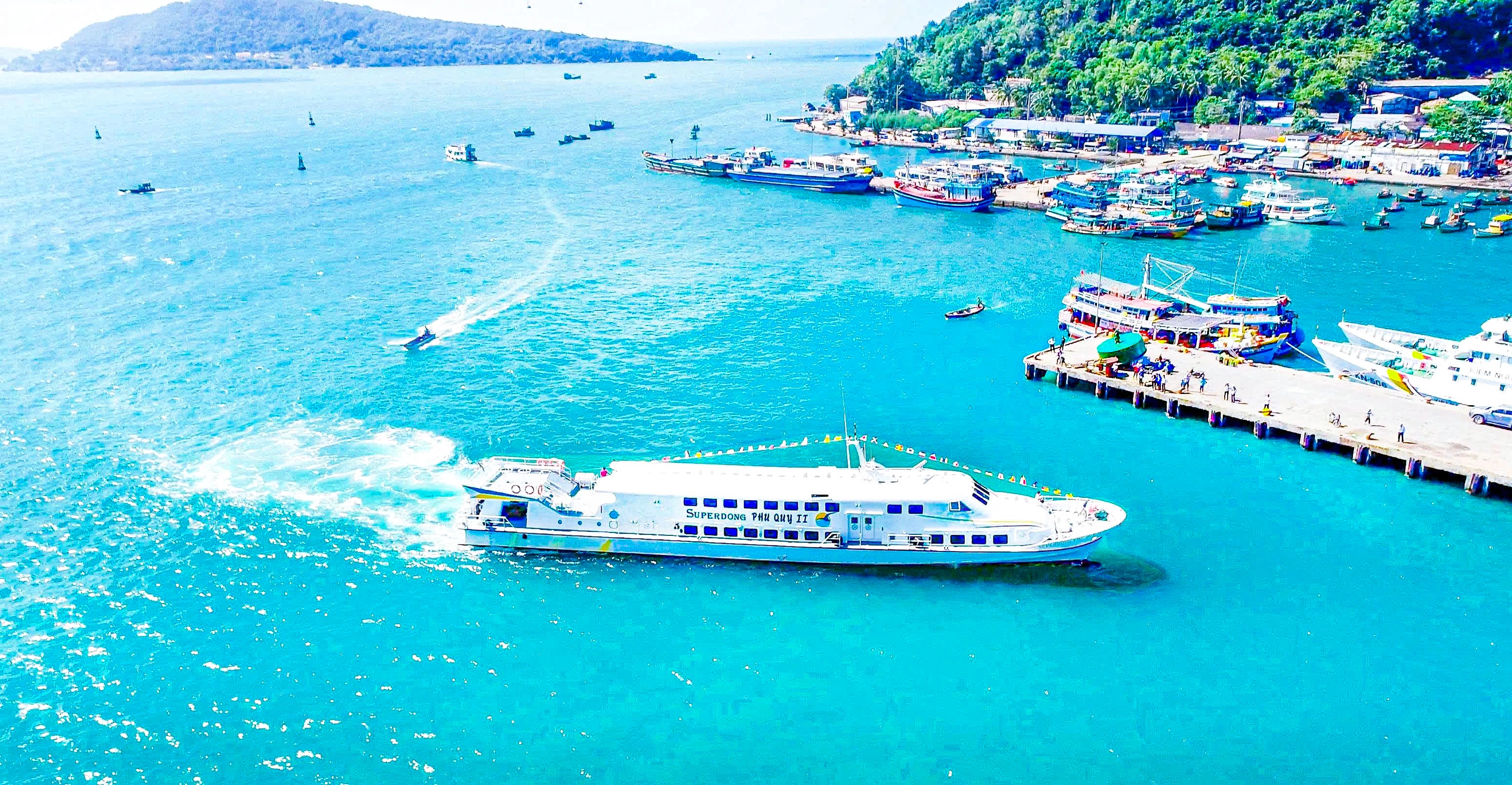 Tàu Superdong rời bến cảng